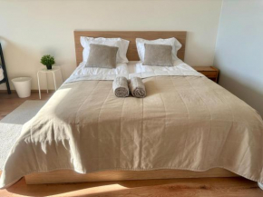 Modern studio, private free parking ,near metro